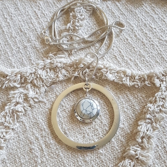Minimalist Howlite Silver Tone Pendant Necklace - Picture 1 of 5